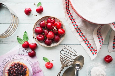 桌上碗里的红莓